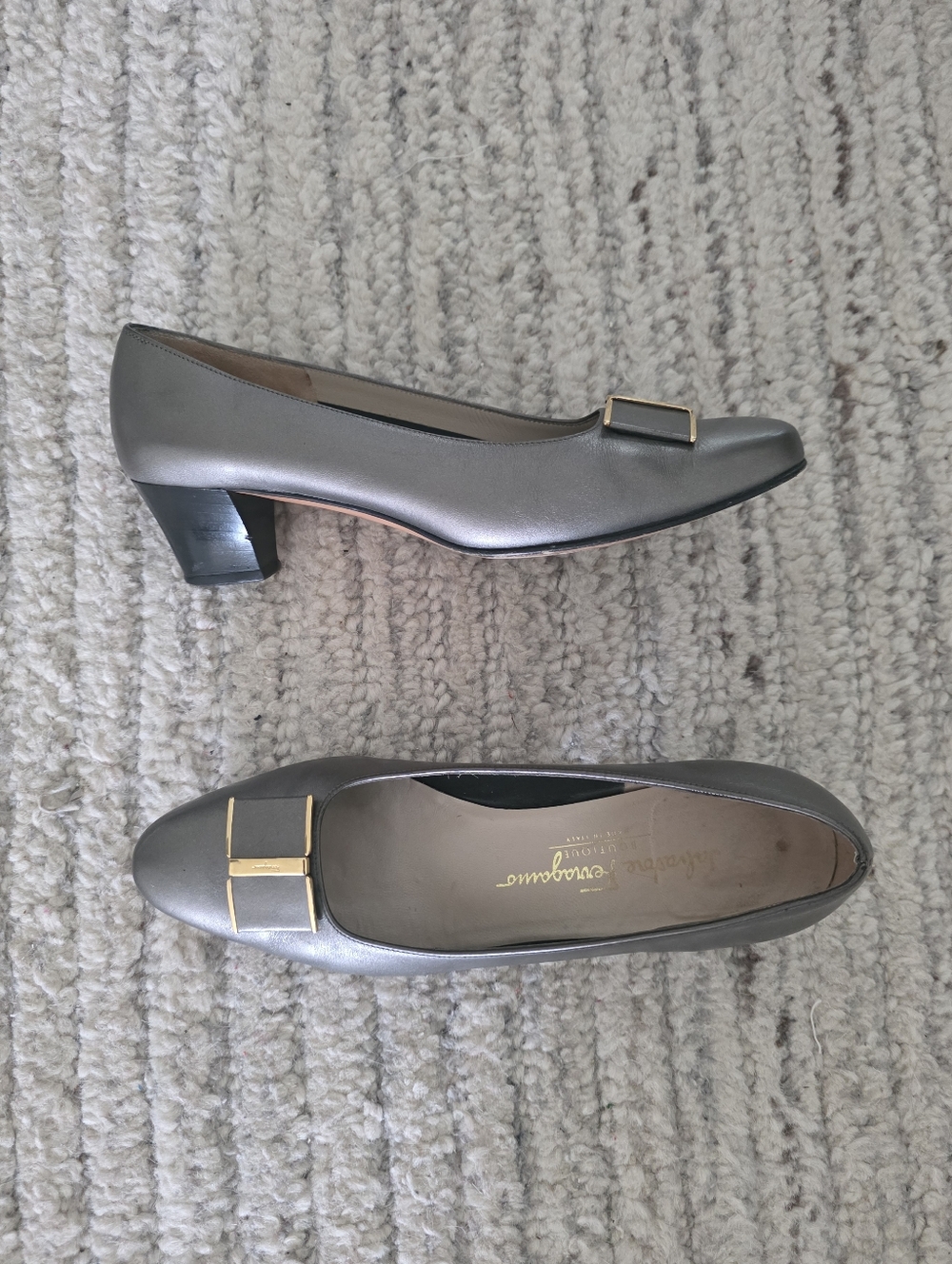 PRISTINE Ferragamo Boutique Bow Heels Size 8B 8 B Metallic Gray Charcoal Leather